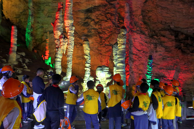 春假掀起研學(xué)熱，黃龍洞景區(qū)“含娃量”大幅攀升