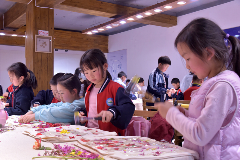 網(wǎng)絡(luò)評(píng)論｜春假研學(xué)熱涌黃龍洞 文旅融合解鎖成長新方式